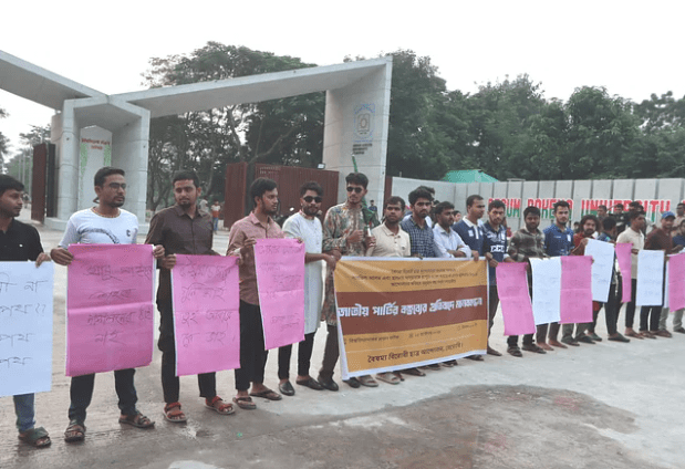 Human chain of students protesting the declaration of Hasnat-Sarjis as undesirable in Rangpur, counter-protest in Japa